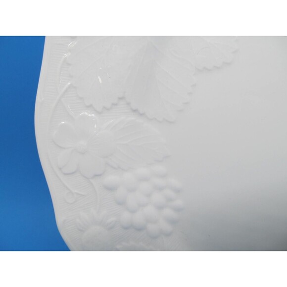 Wedgwood Strawberry and Vine 11" Dinner Plate - Picture 3 of 10